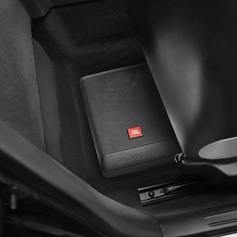 Subwoofer per auto sotto sedile, attivo da 15x20 cm, in cassa chiusa sottile, piatto compatto con amplificatore, modello JBL BassPro Nano,  sub woofer amplificato 6x8 pollici, per installazione sottosedile, in un piccolo spazio dell'abitacolo oppure nel baule portabagagli.  Esempio di posizionamento all'interno dell'abitacolo.