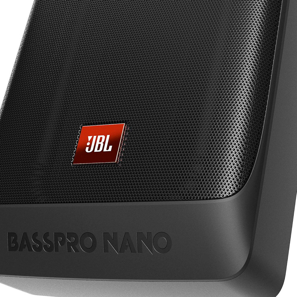 Subwoofer per auto sotto sedile, attivo da 15x20 cm, in cassa chiusa sottile, piatto compatto con amplificatore, modello JBL BassPro Nano.  Particolare della parte frontale, con il logo jbl, la griglia protettiva e la scritta in bassorilievo.
