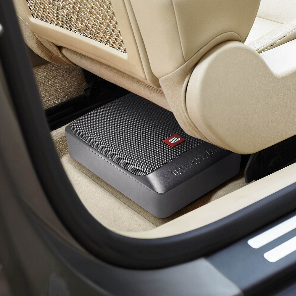 Subwoofer per auto sotto sedile, attivo da 15x20 cm, in cassa chiusa sottile, piatto compatto con amplificatore, modello JBL BassPro Nano.  Altro esempio di inserimento in auto.