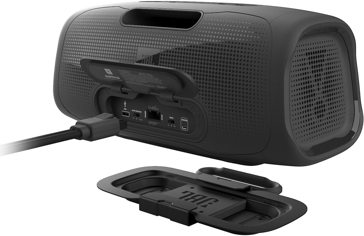 JBL BassPro Go: Subwoofer auto e Speaker Bluetooth portatile, pensato anche per casa e outdoor. Vista delle connessioni posteriori.