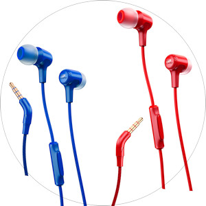 Auricolari stereo in-ear a filo con microfono, modello JBL E15. Vista dei modelli colore blu e rosso.