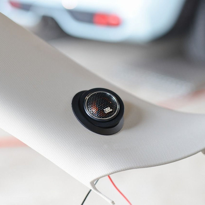 Dettaglio ravvicinato dell'installazione sul montante dei tweeter JBL Stadium GTO750T.