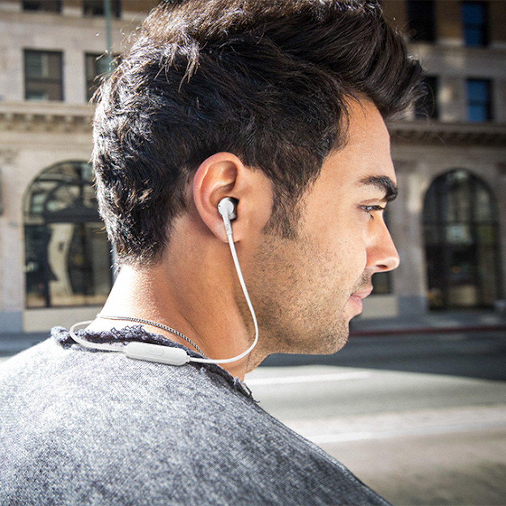 Auricolari bluetooth wireless senza fili, stereo in-ear con microfono, modello JBL TUNE 205BT. Seconda vista indossate.