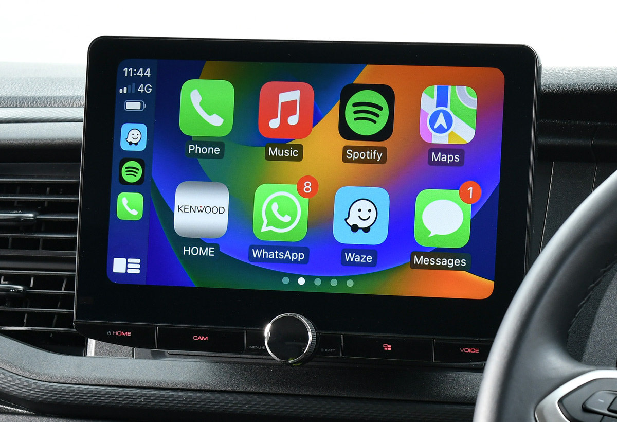 Monitor autoradio Kenwood DMX9720XDS, sintomonitor 2 din, schermo 10 pollici, wi-fi, vivavoce bluetooth e streaming audio,  sintonizzatore radio digitale dab e ricevitore fm am, porta usb, ingresso audio aux-in, uscite pre-out rca, uscita per subwoofer,  apple carplay ed android auto, ingresso retrocamera (telecamera di retromarcia), colore illuminazione tasti variabile modificabile.